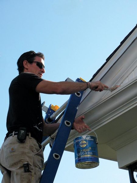 How to Position a Ladder When Painting a House